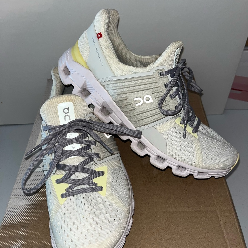 ON cloud swift Size 8 women's white and grey FREE SHIPPING